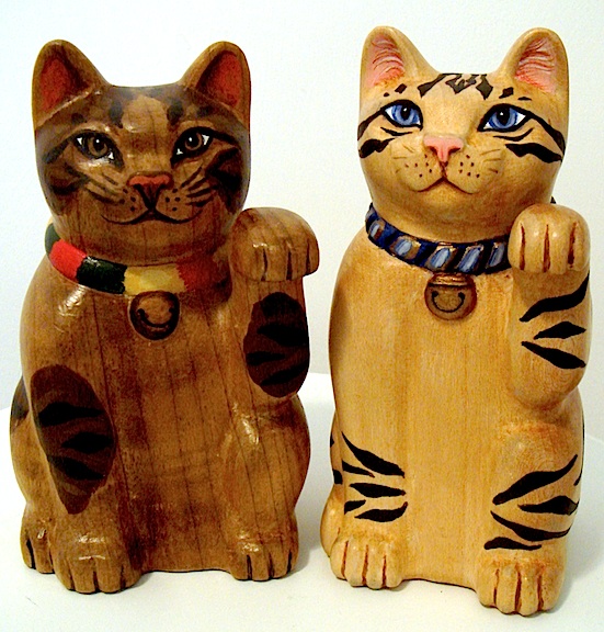 carved_wooden_maneki_neko