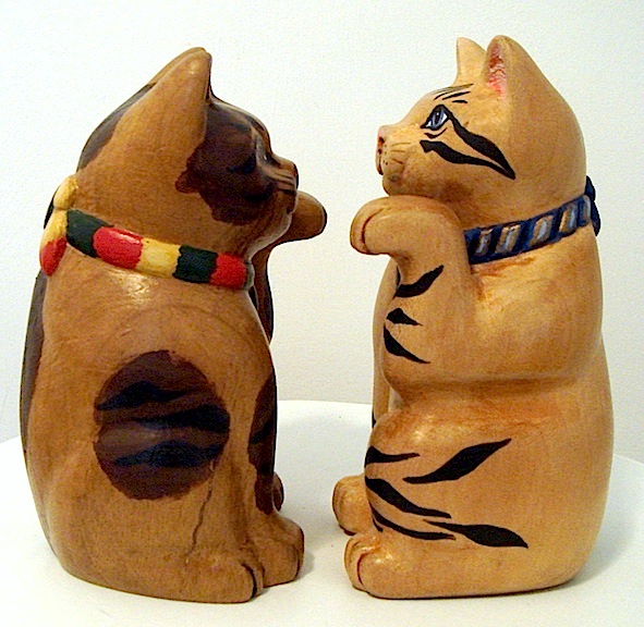 carved_wooden_maneki_neko