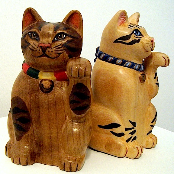 carved_wooden_maneki_neko